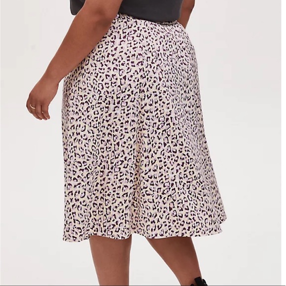 TORRID | Light Yellow & Mauve Pink Leopard Satin Midi Slip Skirt Size 2 - Picture 7 of 10